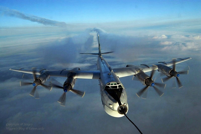 组图:俄军图95轰炸机劈开云层进行空中加油(4)
