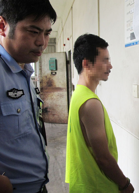 8月23日,在江苏苏州某看守所审讯室,犯罪嫌疑人周禄宝在接受民警