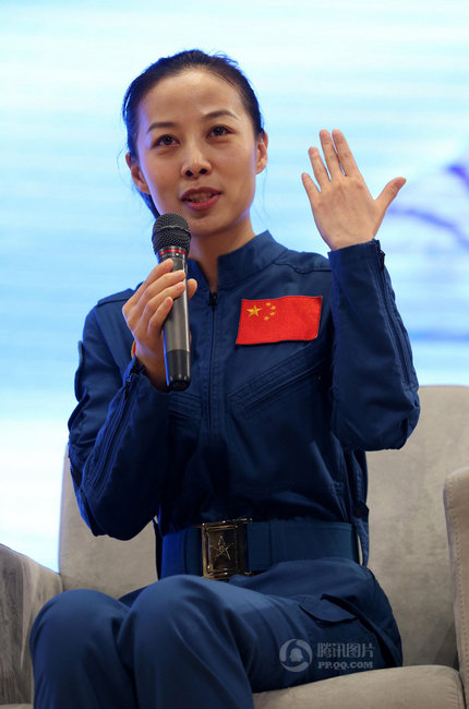 女航天员王亚平为中学生讲授"开学第一课"