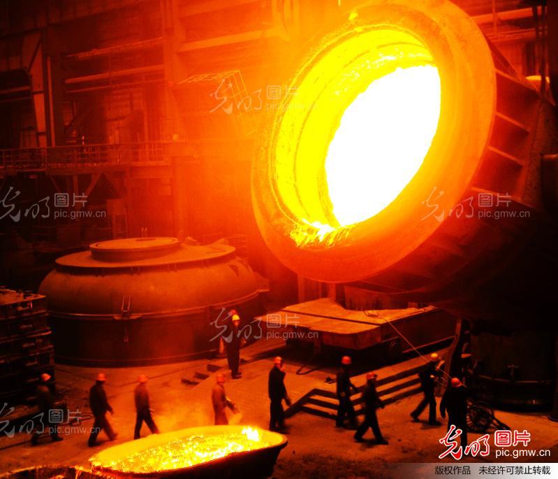 2012年7月26日的直击高温下的普通炼钢工人; 炼钢现场的夜战 | 视觉