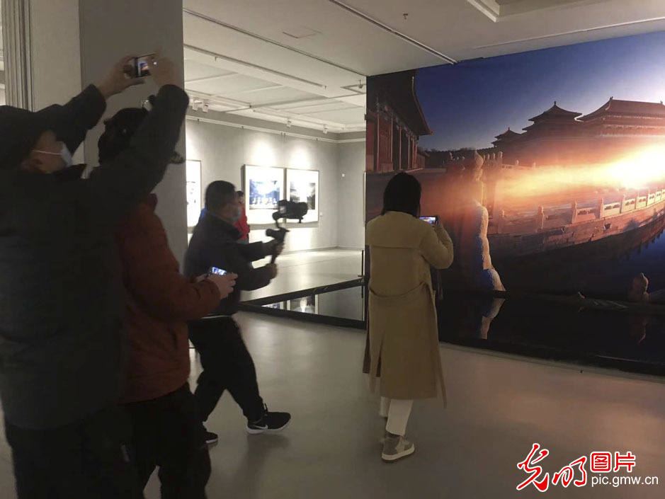 梅生摄影艺术作品展在桂林开幕